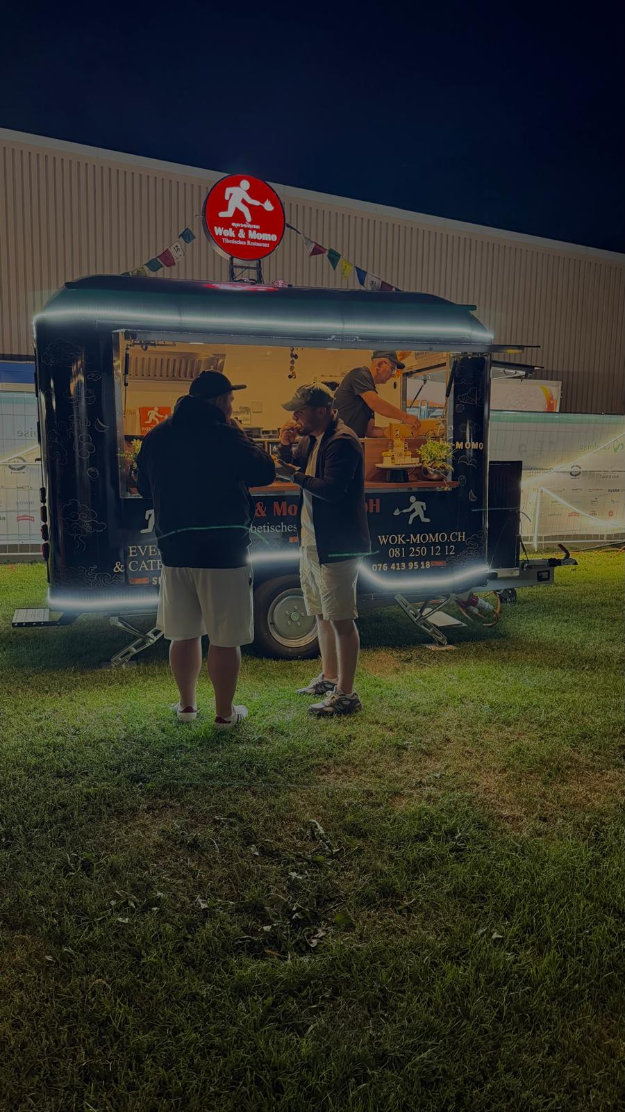 Wok & Momo Foodtrailer bei Nacht